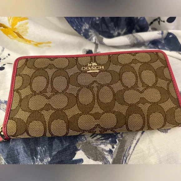 Coach Signature Long Zip Wallet with Strap
STYLE C4452 - Picture 1 of 7